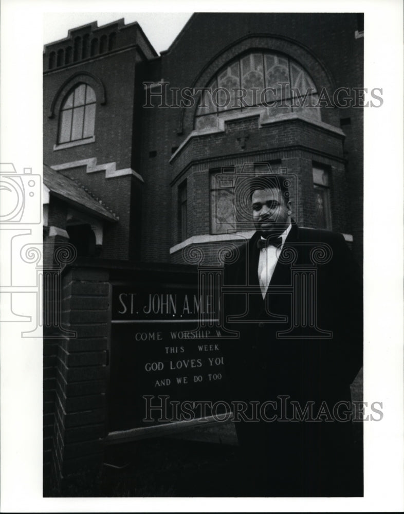 1990 Press Photo Rodney Reynolds is publishing a magazine of local Black history - Historic Images