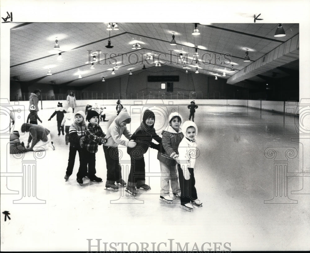 1983 Press Photo Fortestwood Ice Rink, tiny blades 3 to 6 year old take skating - Historic Images