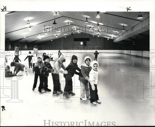 1983 Press Photo Fortestwood Ice Rink, tiny blades 3 to 6 year old take skating - Historic Images