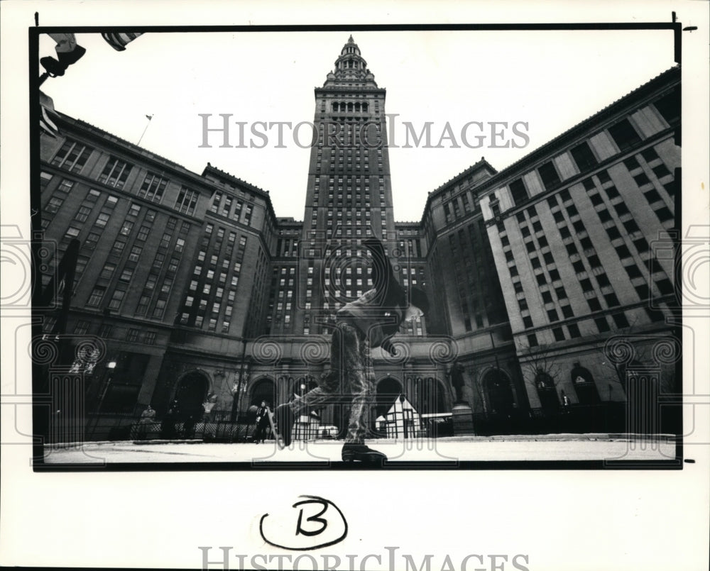 1989 Press Photo Ronnie Glavan-ice skating-Public Square - cvb14307-Historic Images