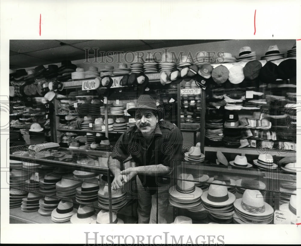 1985 Press Photo Mike the Hatter George Kapottos-hat store - cvb14324 - Historic Images