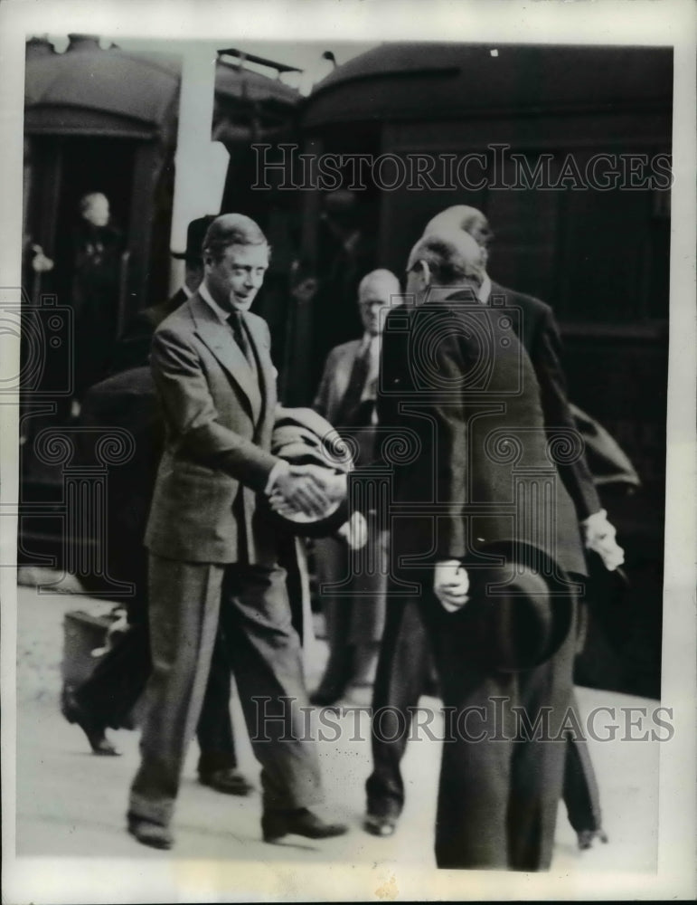 1937 Press Photo The Duke of Windsor is shaking hand with M. Perrier. - Historic Images