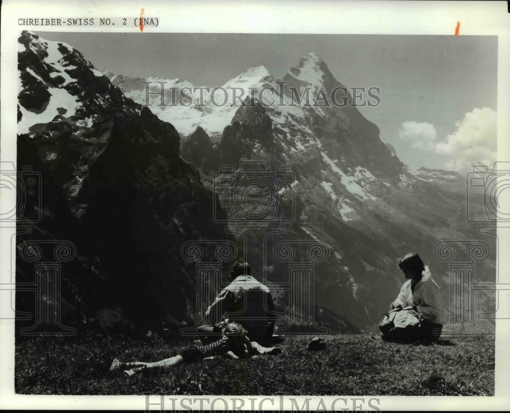 1981 Press Photo HIkers Enjoying the Mountains in Switzerland - cvb15690 - Historic Images