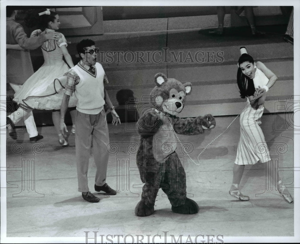 2000 Press Photo Raymond Rodriguez and Ana Lobe in Let Me Be Your Teddy Bear - Historic Images