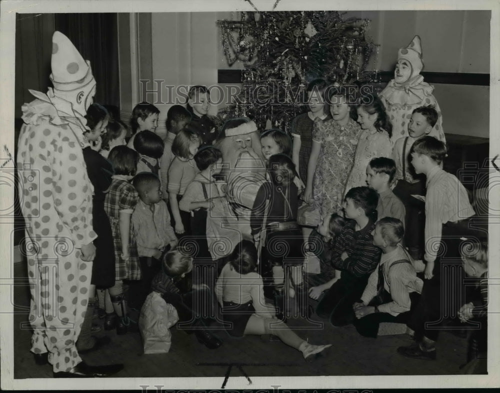 1939 Press Photo Al Sirat Grotto's Christmas Party at Sunbeam School with Santa - Historic Images