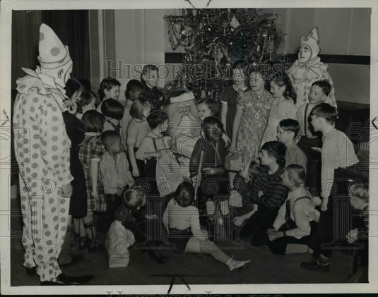 1939 Press Photo Al Sirat Grotto's Christmas Party at Sunbeam School with Santa - Historic Images