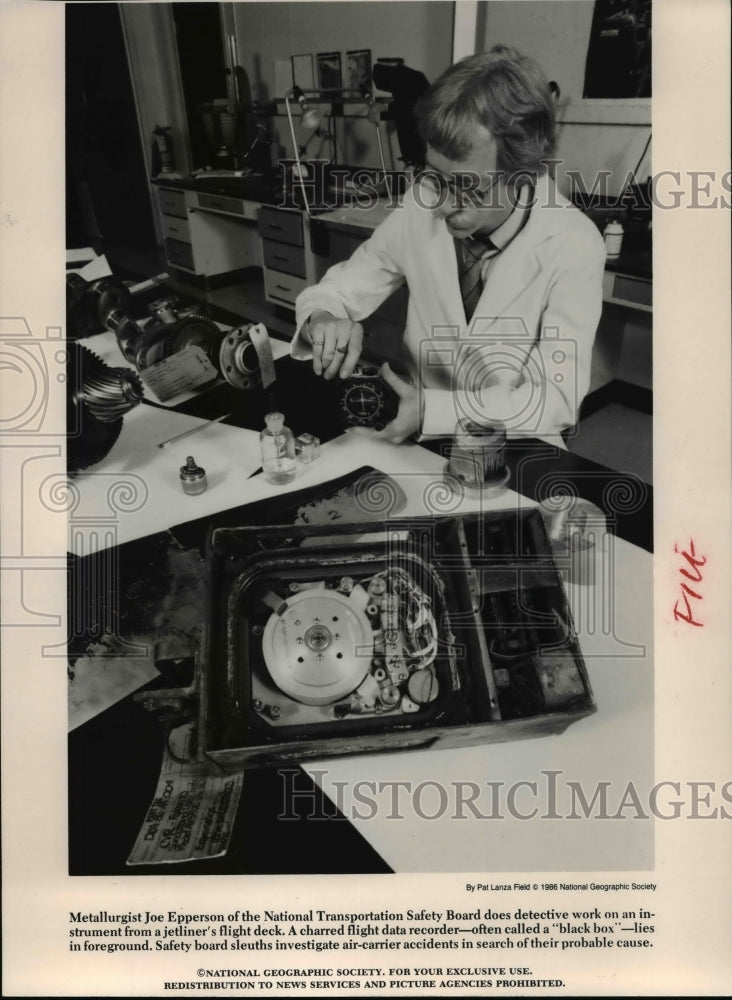 1986 Press Photo Metallurgist Joe Epperson of National Transportation Safety Bd - Historic Images