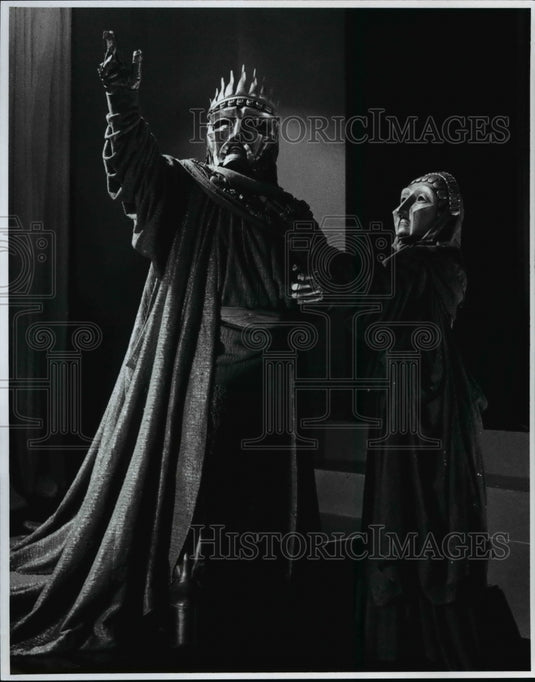 1997 Press Photo Bededict Campbell & Diane D'Aquila in "Oedipus Rex. - Historic Images