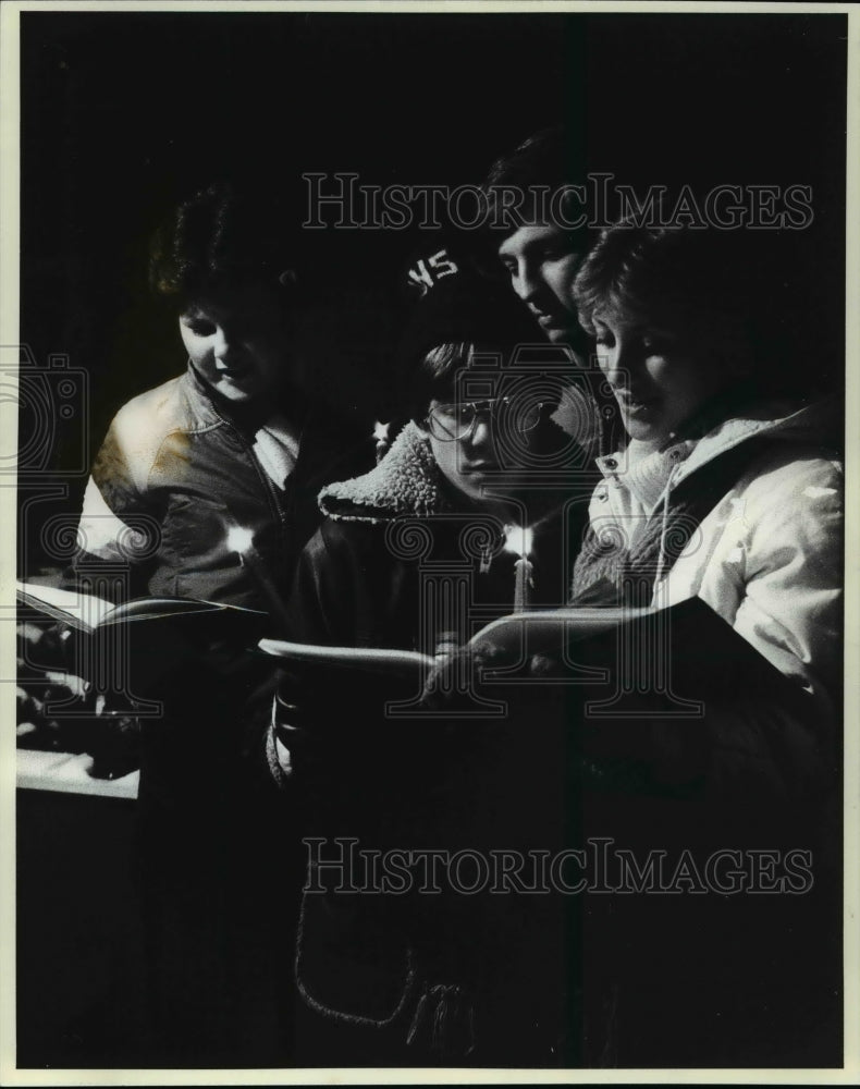 1982 Press Photo Diane Lisowski, Brian Bishop, Tim Mulvey & Judy Bishop carolers - Historic Images