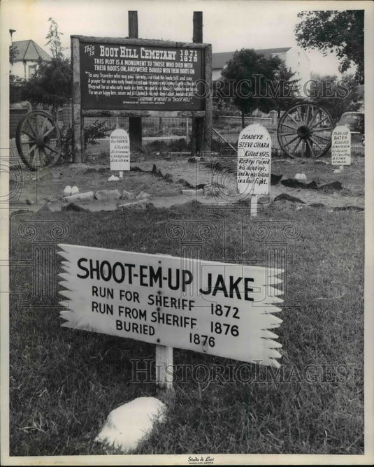 Press Photo In Dodge City's Boothill Cemetery, law violators were buried - Historic Images