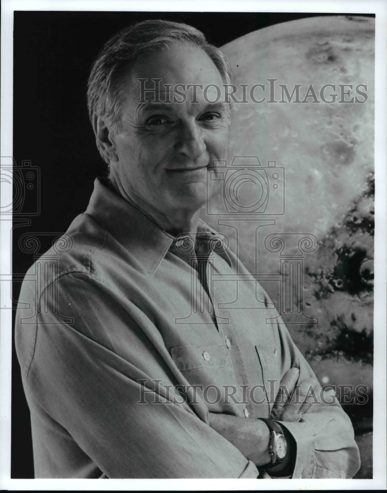 Press Photo SCIENTIFIC AMERICAN FRONTIERS host Alan Alda - cvb16272 - Historic Images