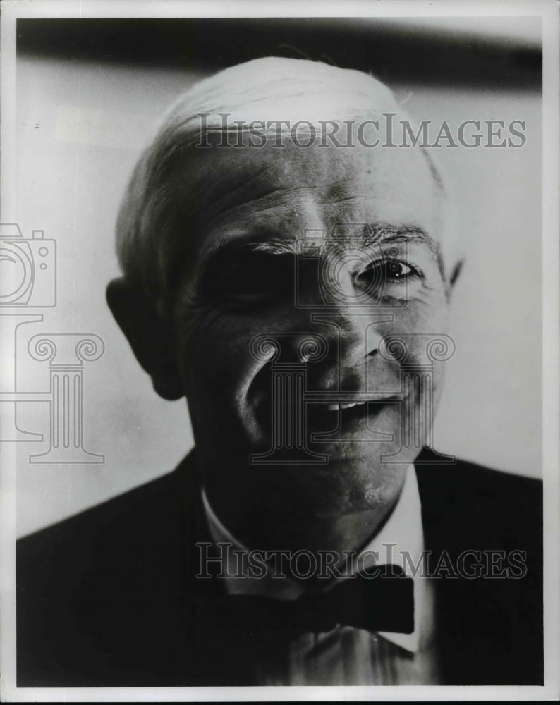 1982 Press Photo Dick Mone in suit and bow tie - cvb16457 - Historic Images