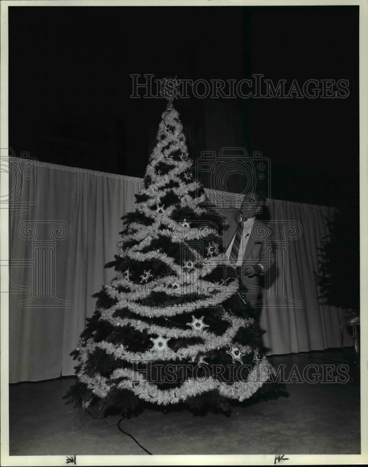 1983 Press Photo Christmas Tree - cvb16626 - Historic Images