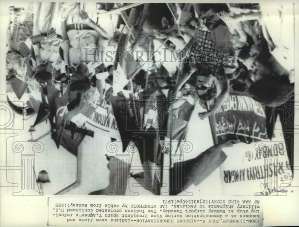 1971 Press Photo Indians wae fists &amp; banners during VP S.T. Agnew refueling - Historic Images