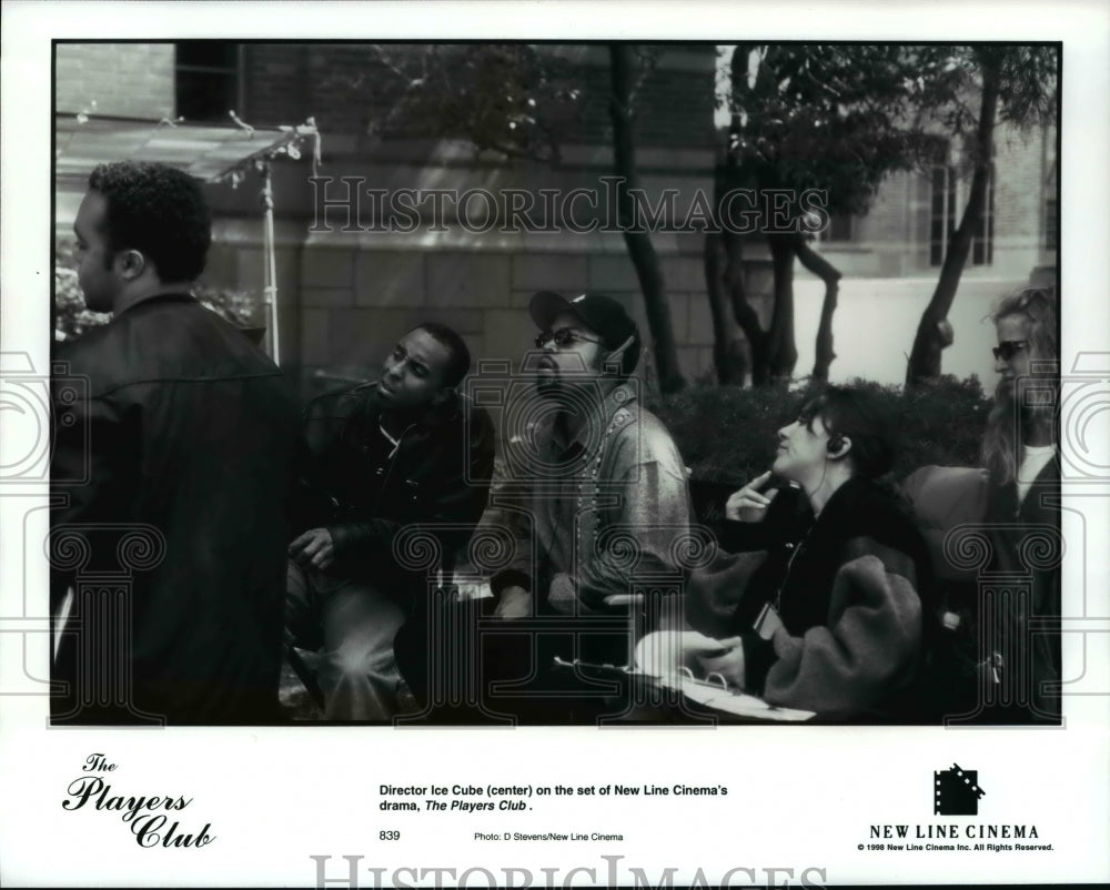 1998 Press Photo Director Ice Cube (center) on set of &quot;The Players Club.&quot; - Historic Images