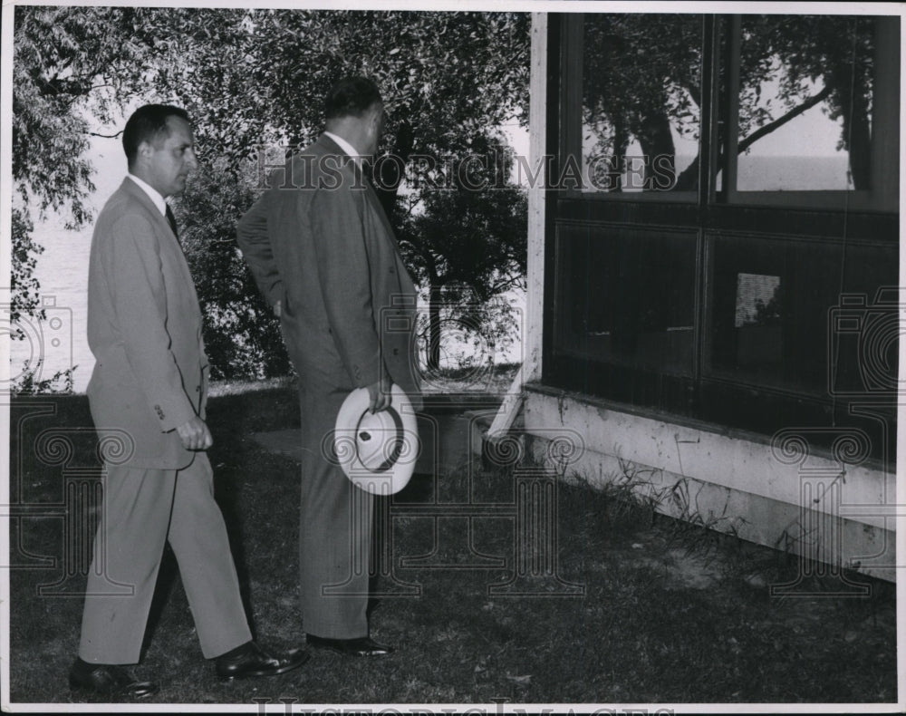 1954 Press Photo Thomas Parrines &amp; Carl Rossbach examine Sheppard&#39;s home - Historic Images