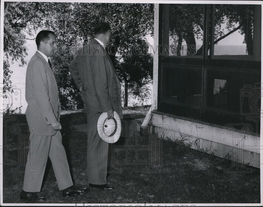 1954 Press Photo Thomas Parrines & Carl Rossbach examine Sheppard's home - Historic Images
