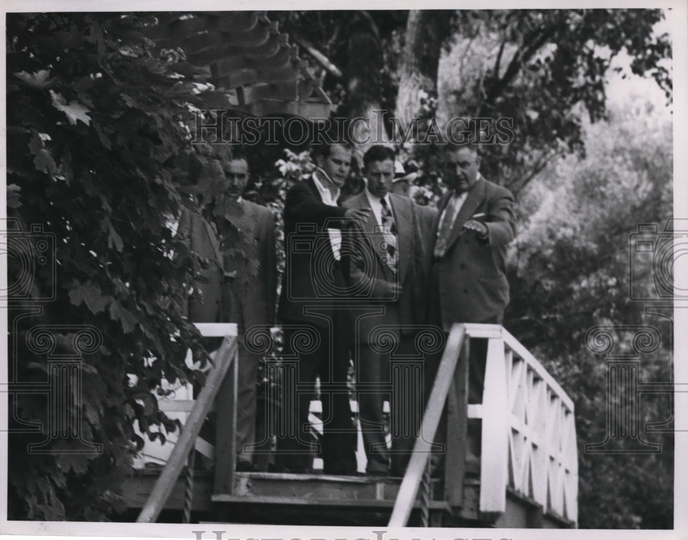 1954 Press Photo Investigators at the Sheppard murder home - cvb17370-Historic Images