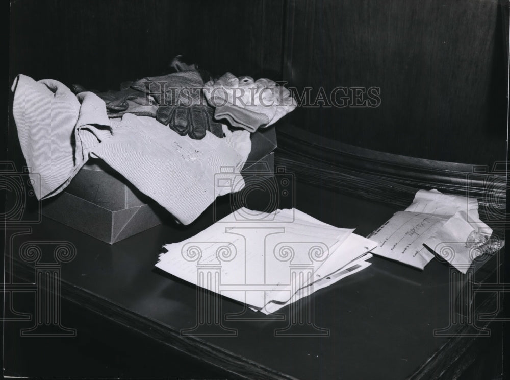 1954 Press Photo Gloves &amp; watches at Sheppard murder trial - cvb17400 - Historic Images