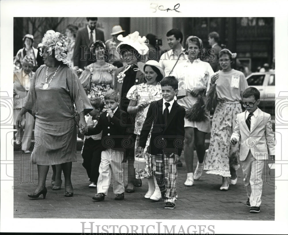 1987 Press Photo Mary Strassmeyer leads Easter parade in Public Square, Ohio. - Historic Images