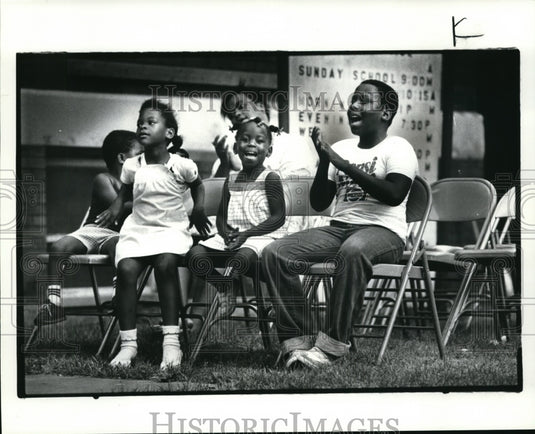 1984 Press Photo Children sings the lawn of Crawford Christian Church - Historic Images