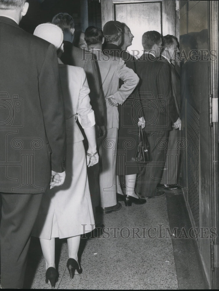 1954 Press Photo Juror filing to court for Sheppard Murder trial - cvb17443 - Historic Images