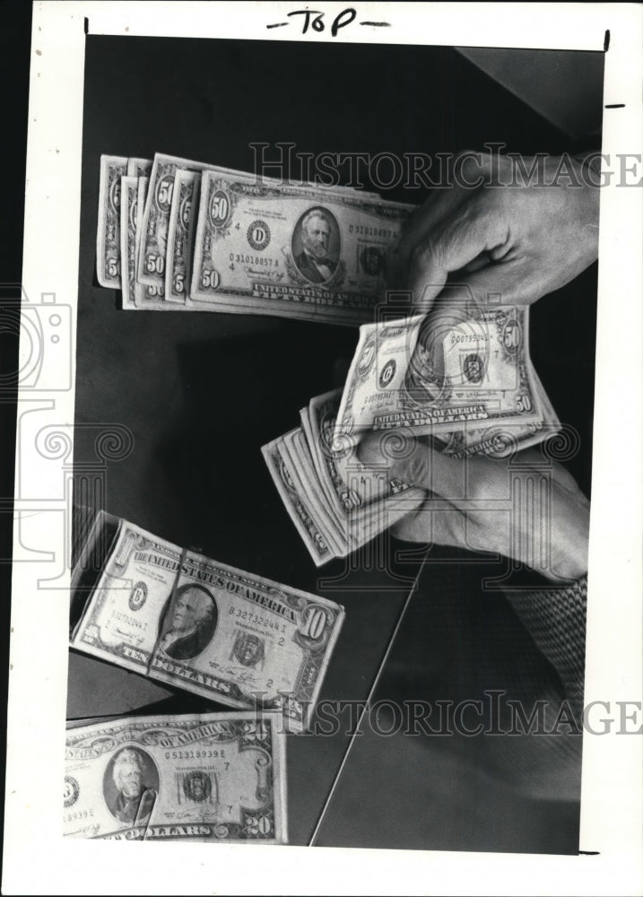 1981 Press Photo It is pay day for the County as Real Estate taxes are due - Historic Images