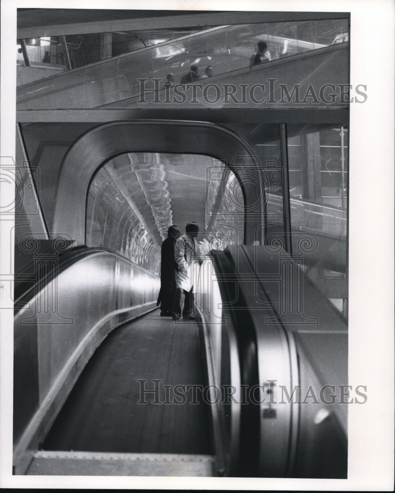 1974 Press Photo Glass covered moving stairway at Charles de Gaulle Airport - Historic Images