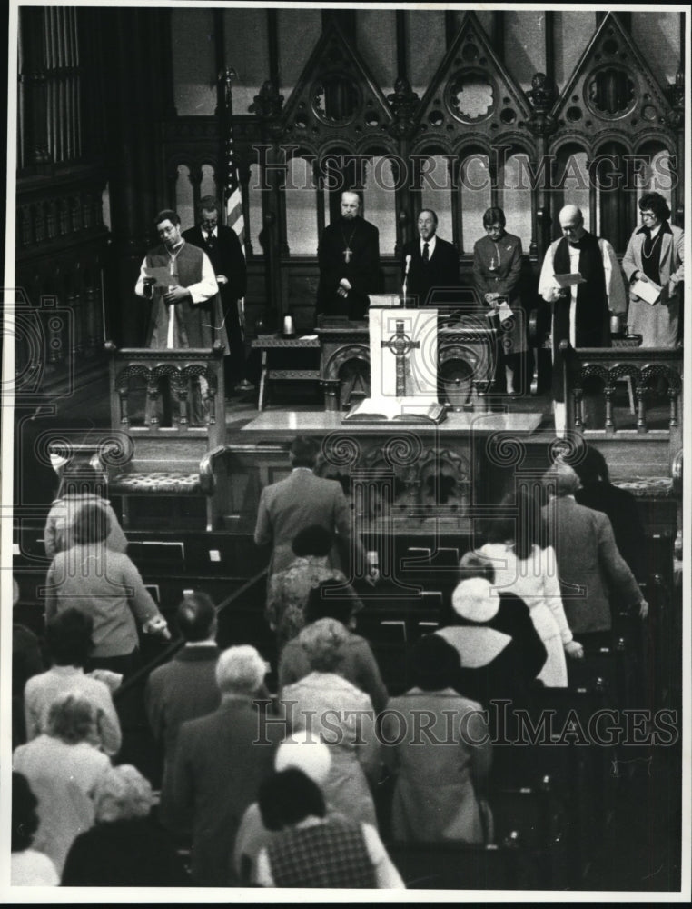 1981 Press Photo Old Stone Church praying for hostages at religious service - Historic Images