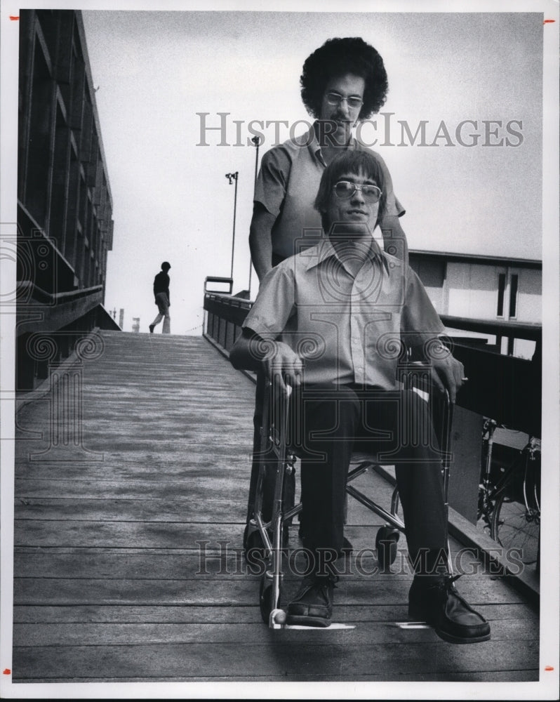 1975 Press Photo Michael Giangrande wheel fellow student Greg Masevice at CSU - Historic Images