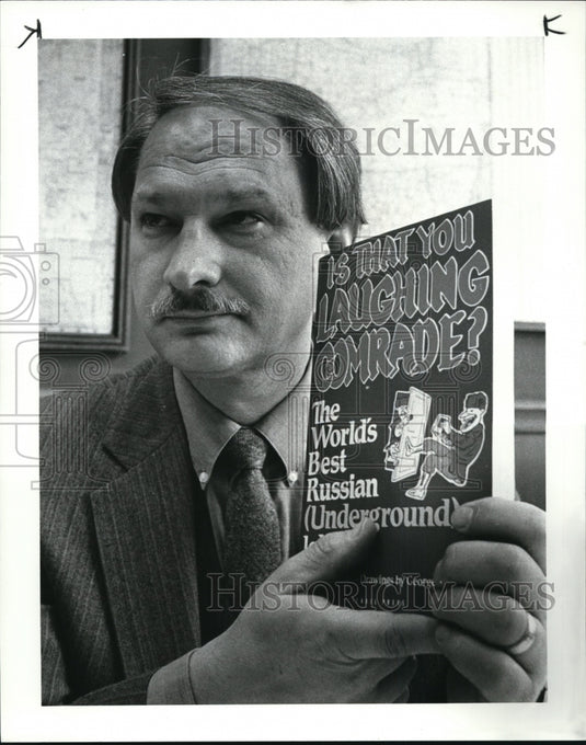 1986 Press Photo Al Ruksenas with latest book - cvb17539 - Historic Images