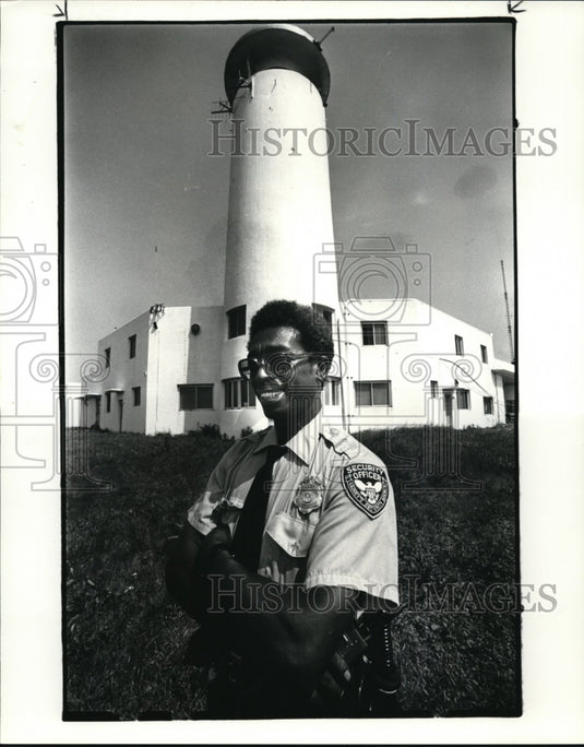 1984 Press Photo Security guard George R Woods Jr pose Old Coast Guard Station - Historic Images