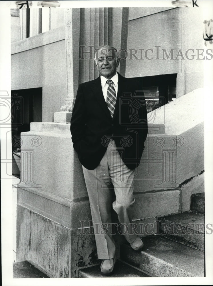 1983 Press Photo Sam Whitman, former assistant Dean CWRU Medical School - Historic Images