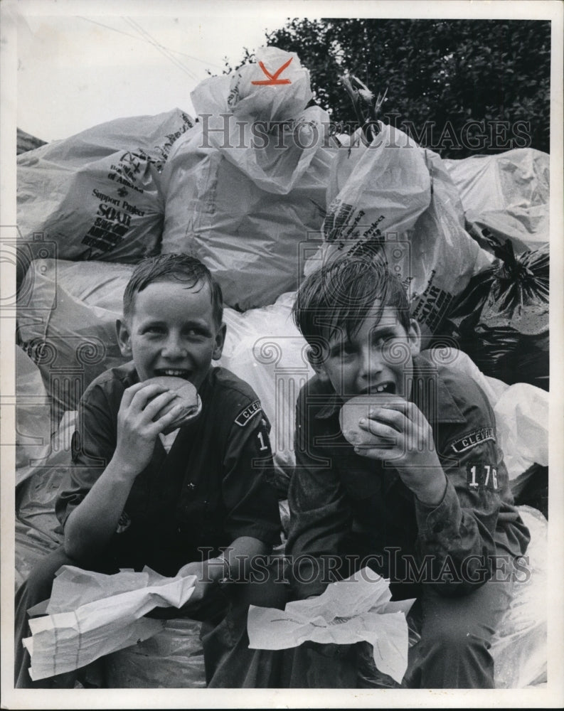 1971 Bob Kovack &amp; Ed Slotwinski, Boyscouts eating McDonald&#39;s burger-Historic Images