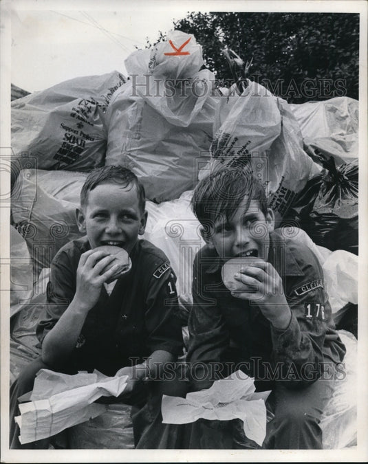1971 Bob Kovack & Ed Slotwinski, Boyscouts eating McDonald's burger-Historic Images