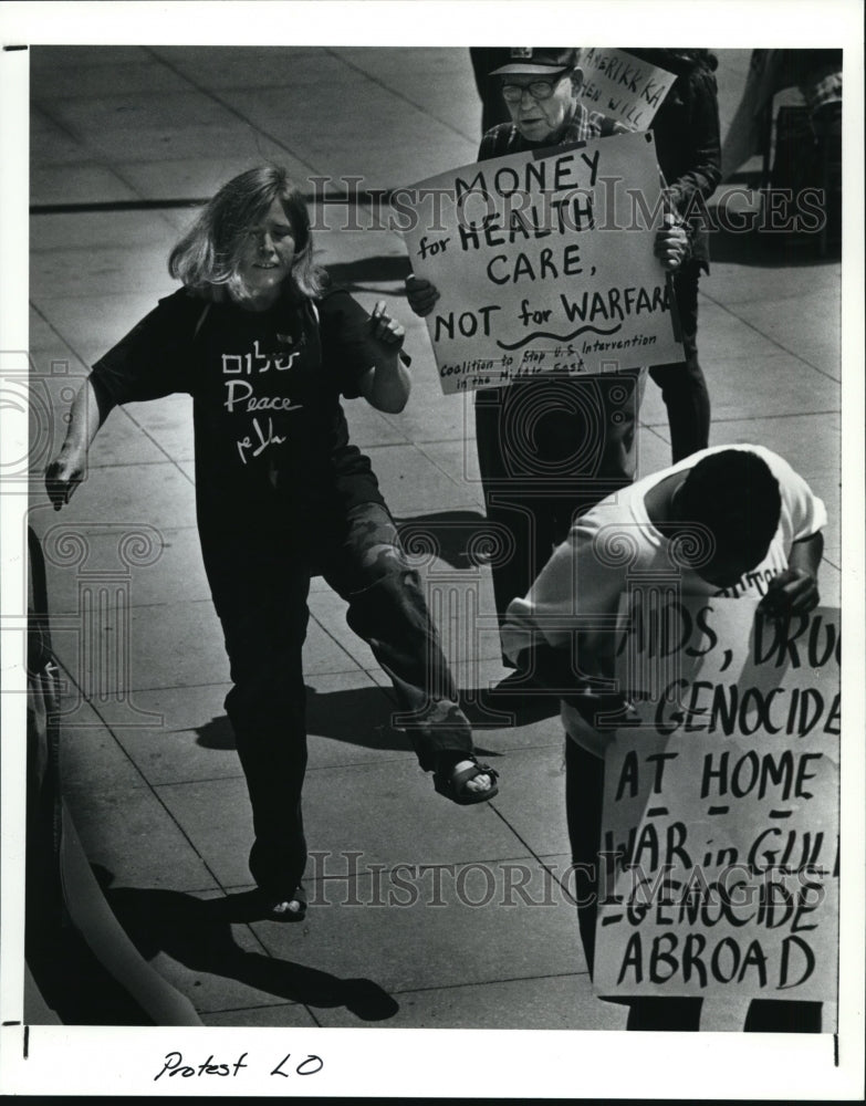 1991 Press Photo Comm. Against U.S. War in Persian Gulf protest Sat. - Historic Images