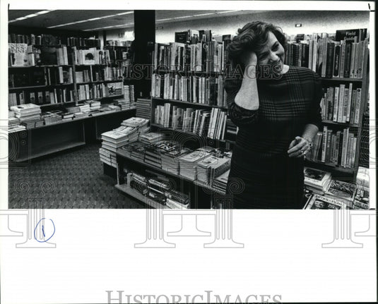 1990 Press Photo Joan Hulbert, owner of Booksellers - cvb17606 - Historic Images