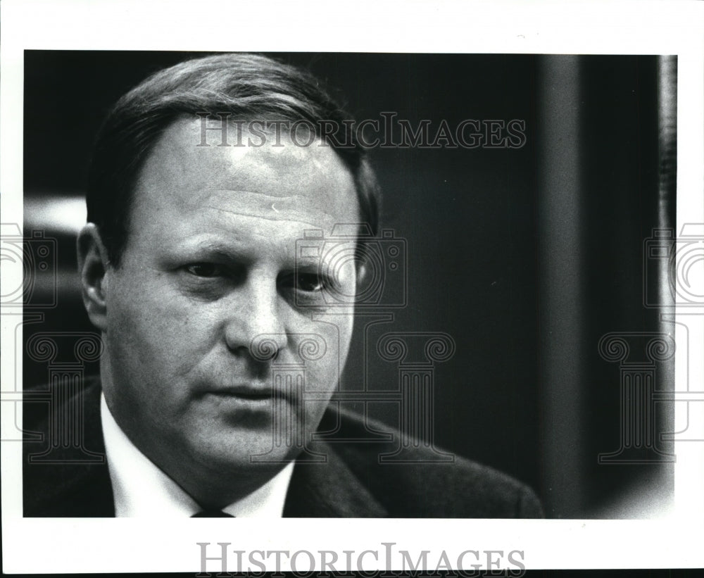 1988 Press Photo William Hulett, pres of Stouffer Hotel Co at his office in Solo - Historic Images