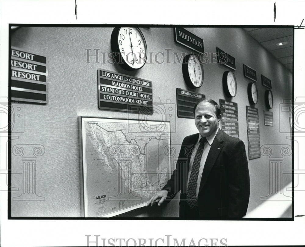 1989, William Hulett, pres of Stouffer Hotel - cvb17608 - Historic Images