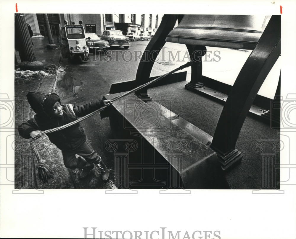 1981 Press Photo Antwionn Newston ring the Liberty Bell for Iran hostages - Historic Images