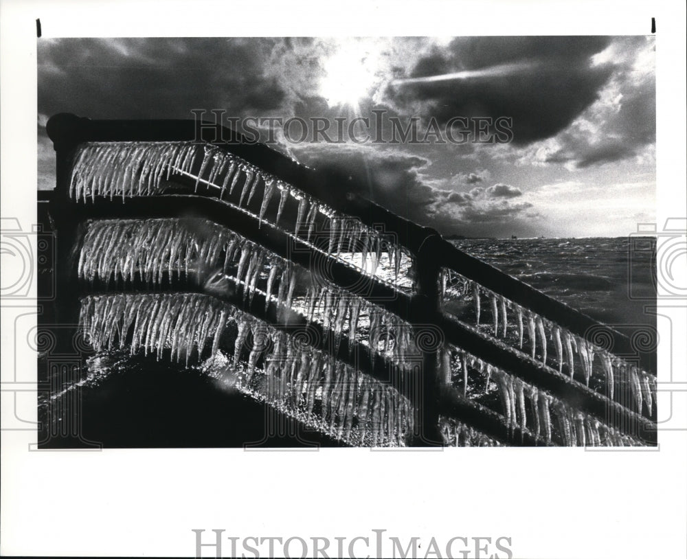 1985, E 9th Street Pier icicles - cvb17687 - Historic Images