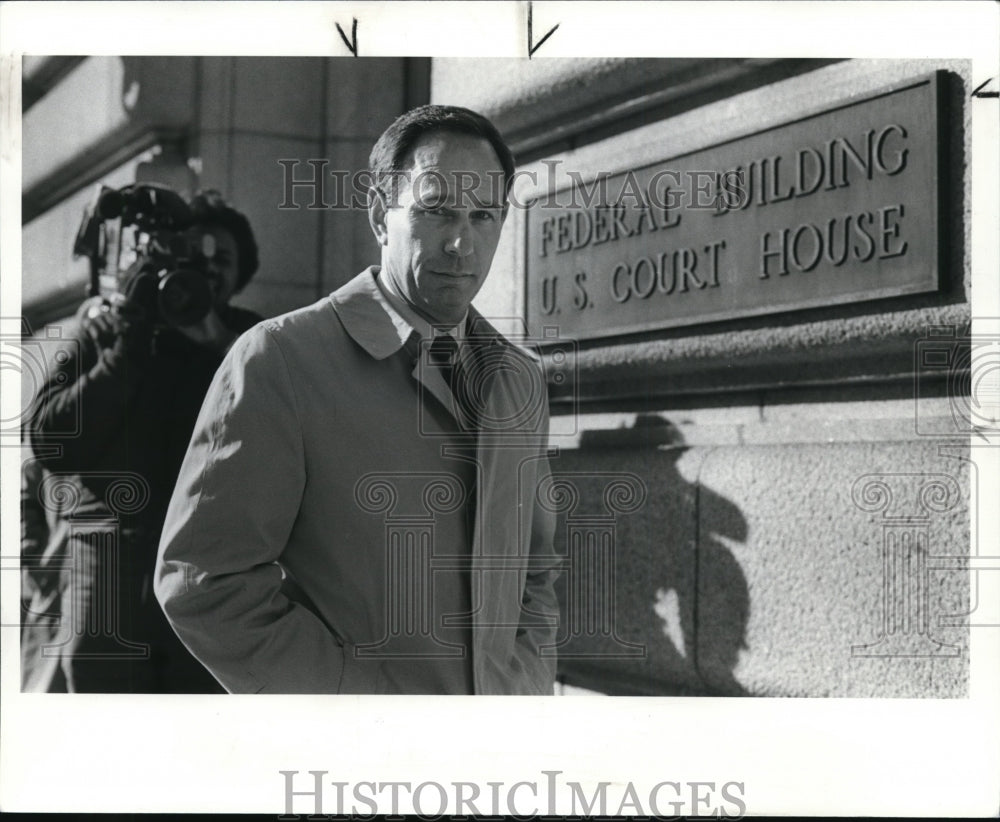 1988 Press Photo Robert S Friedrick enter Federal Court, former NBI agent - Historic Images