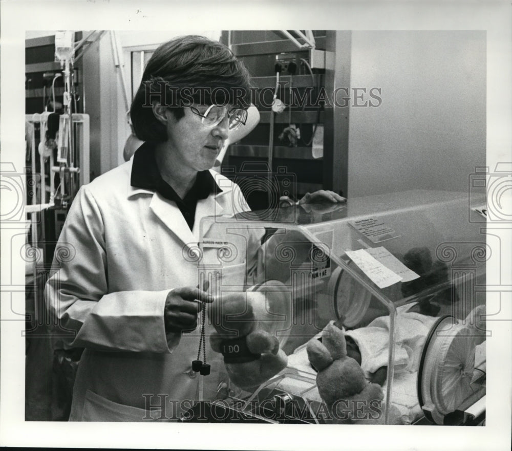 1986 Press Photo Dr Maureen Hack checking a pre-mature baby - cvb17846 - Historic Images
