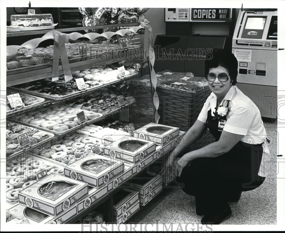 1988 Press Photo Naomi Bukas, Head Bakery Clerk at Rini-Rego opening in Amherst - Historic Images
