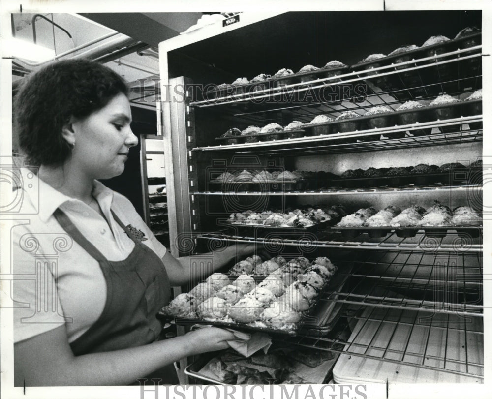 1982 Press Photo Cherie Esque, removes freshly baked muffins from oven - Historic Images