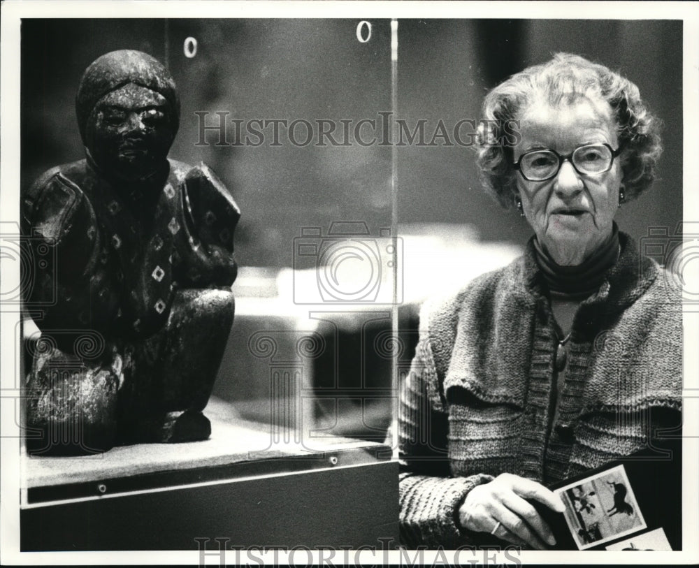 1983 Press Photo Janet Moore with Japanese art on display at the Art Museum - Historic Images