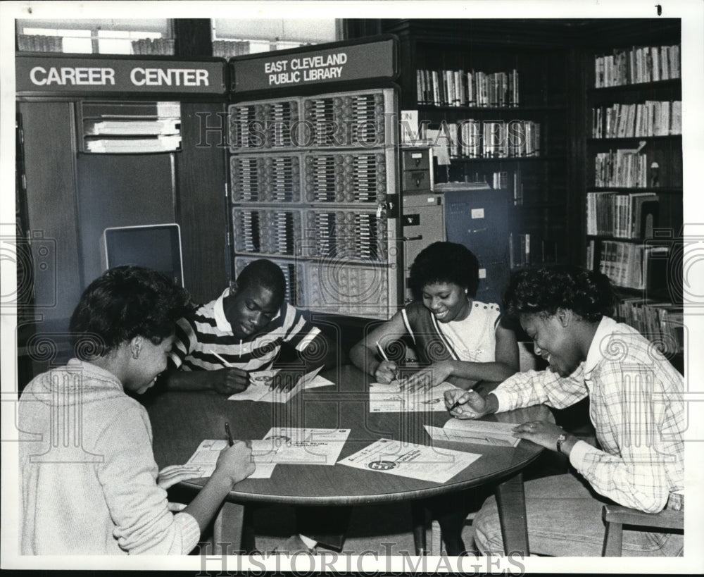 1982 Press Photo Employment - cvb17882 - Historic Images