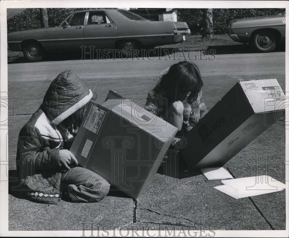 1970 Celeste & Susan daughter of the scientist Tom W. Dowiak-Historic Images