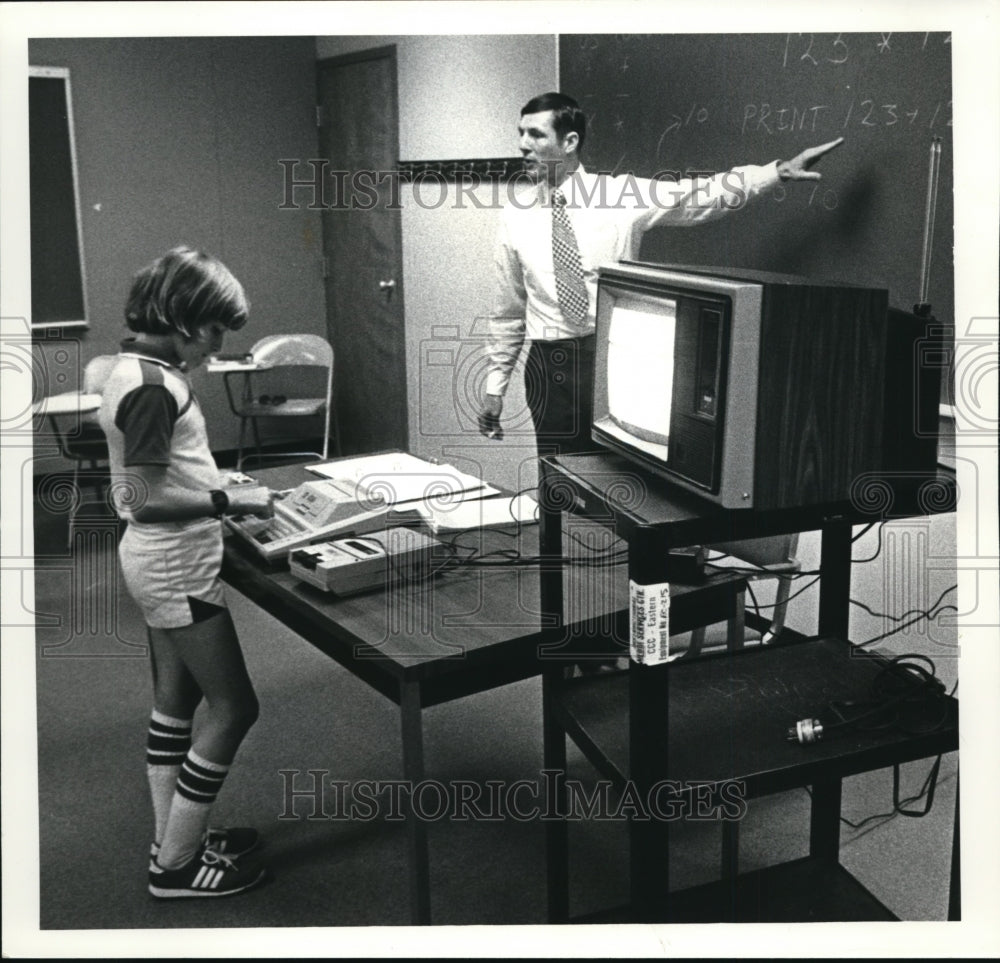 1981 Press Photo Charles Langmack, operates computer with Tom Hanson - Historic Images