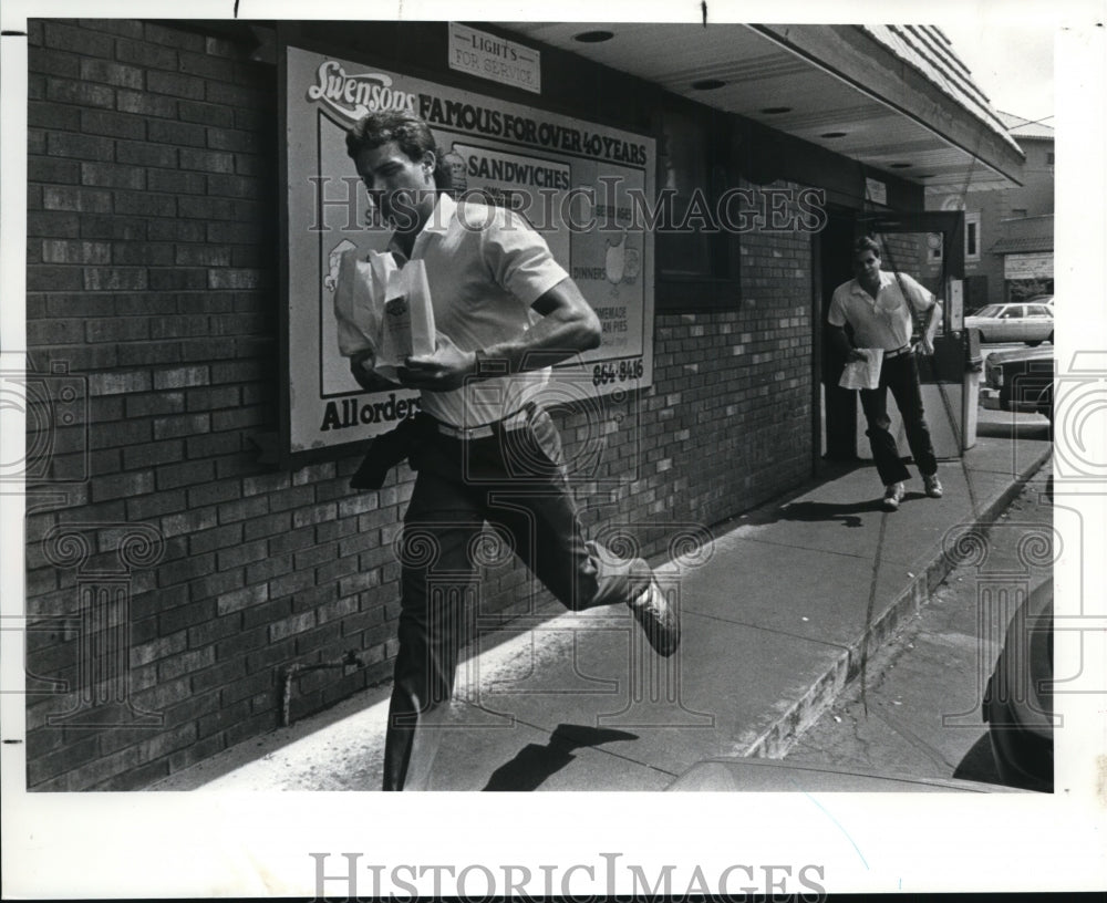 1987 Press Photo Drive in Swenson&#39;s restaurants in Akron - cvb17953 - Historic Images